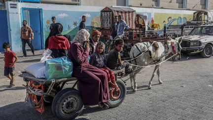 Des Palestiniens cherchent un refuge à Rafah près de la frontière avec l'Égypte, le 15 octobre 2023, alors que les combats continuent entre l'armée israélienne et le Hamas. (ABED RAHIM KHATIB / DPA)