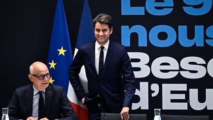 Le Premier ministre Gabriel Attal (au centre) et le chef du parti Horizons Edouard Philippe au siège du parti Renaissance à Paris, le 30 avril 2024. (JULIEN DE ROSA / POOL / AFP)