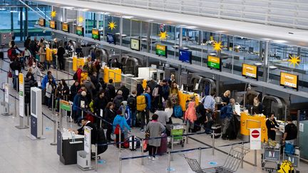 Des passagers s'enregistrent à l'aéroport de Munich (Allemagne), le 23 décembre 2022. (SVEN HOPPE / DPA / AFP)