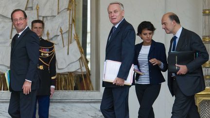 Le chef de l'Etat, Fran&ccedil;ois Hollande, le Premier ministre, Jean-Marc Ayrault, la porte-parole du gouvernement, Najat Vallaud-Belkacem, et le ministre de l'Economie, Pierre Moscovici, le 17 octobre 2012 &agrave; l'Elys&eacute;e, &agrave; Paris. (VILLARD / SIPA)