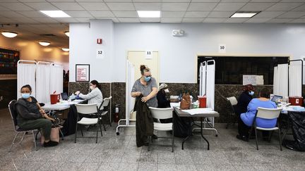 Des personnes patientent avant de bénéficier du vaccin de Johnson &amp; Johnson dans un centre à New York (Etats-Unis), le 8 avril 2021. (MICHAEL M. SANTIAGO / GETTY IMAGES NORTH AMERICA / AFP)