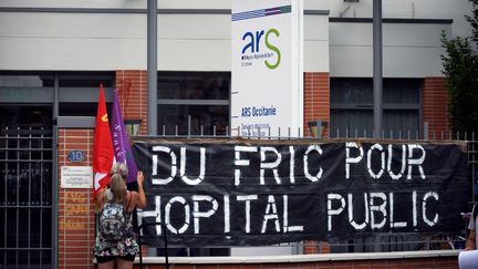 Une banderole devant l'ARS (Agence régionale de santé)&nbsp;Occitanie, le&nbsp;2 juin 2020 à Toulouse (Haute-Garonne).&nbsp; (ALAIN PITTON / NURPHOTO / AFP)