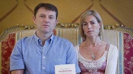 Gerry et Kate McCann, les parents de Maddie, la&nbsp;fillette britannique disparue en 2007 au Portugal, posent avec leur livre "Madeleine", le 21 juin 2011 à Amsterdam. (FREEK VAN DEN BERGH / ANP)