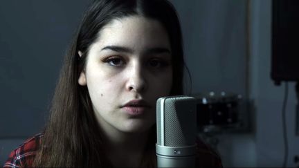 La jeune Emma Stevens chante "Blackbird" (McCartney)&nbsp;dans une vidéo datée du 25&nbsp;avril 2019 (Allison Bernard Memorial High School / Capture image YouTube ok)