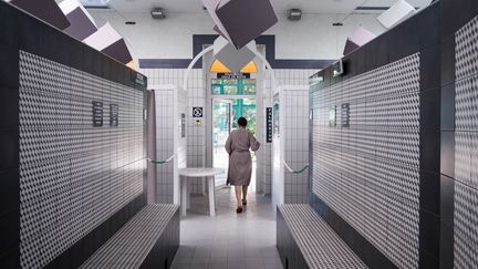 Une femme marche dans une station thermale. Photo d'illustration. (LILIAN CAZABET / HANS LUCAS / VIA AFP)