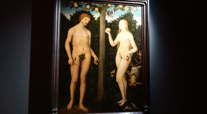 Exposition "Tenue correcte exigée ! Quand le vêtement fait scandale" : Atelier de Lucas Cranach, Adam et Eve, 1ere moitié du XVIe
 (Corinne Jeammet)