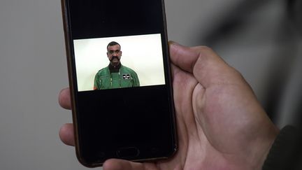 Une vidéo sur un téléphone portable montrant&nbsp;Abhinandan Varthaman, le pilote indien capturé par des militaires pakistanais, le 1er mars 2019.&nbsp; (AAMIR QURESHI / AFP)