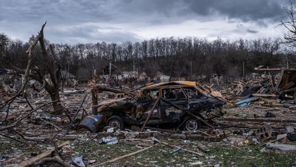 Une voiture brûlée dans le village de Novoselivka, au nord de Kiev (Ukraine), le 11 avril 2022. (VIRGINIE NGUYEN HOANG / HANS LUCAS / AFP)