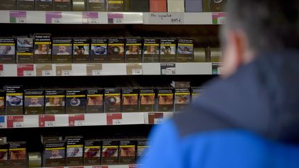 Un homme dans un bureau de tabac, en septembre 2016. Photo d'illustration. (LOIC VENANCE / AFP)