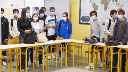 Des lycéens font leur rentrée dans un établissement de Poitiers (Vienne), le 2 septembre 2021. (JEAN-FRANCOIS FORT / HANS LUCAS / AFP)