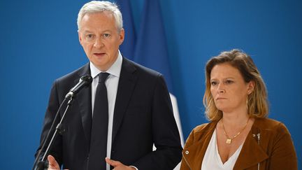 Le ministre de l'économie Bruno Le Maire et sa collègue au Tourisme Olivia Grégoire tentent depuis plusieurs jours de rassurer les touristes étrangers. (STEFANO RELLANDINI / AFP)