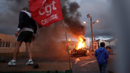 Des salariés de&nbsp;GM&amp;S&nbsp;à La Souterraine, dans la Creuse, le 27 juin 2017. (PASCAL LACHENAUD / AFP)