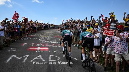 Les cyclistes français Pierre Rolland et Cyril Barthe, de l’équipe B&amp;B Hotels-KTM, lors d'une échappée dans la deuxième étape du Tour de France au Danemark. (MARCO BERTORELLO / AFP)