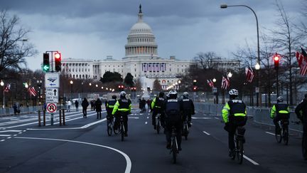 La police de Washington et celle du capitole ont également été mobilisées pour patrouiller sur les sites sensibles et dans le centre ville, comme le montre cette photo prise le 16 janvier 2021. (SPENCER PLATT / GETTY IMAGES NORTH AMERICA / AFP)