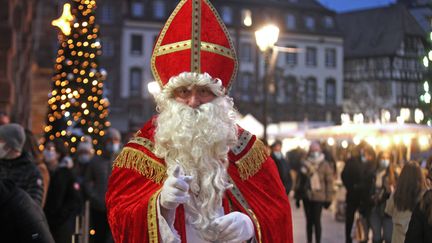 Un homme déguisé en Saint-Nicolas, le 6 décembre 2020, à Strasbourg (Bas-Rhin). (MAXPPP)