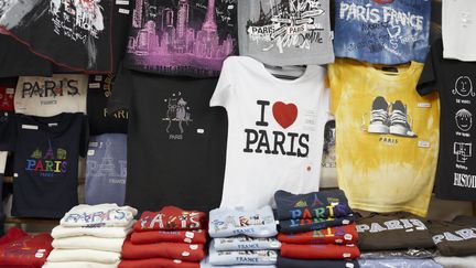 Des souvenirs de Paris sur un &eacute;tal de la capitale. (JAN TOVE/JOHNER RF/GETTY IMAGES)