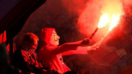 Un supporter de Rennes, fusée de détresse en mains, à Montpellier, le 19 mai 2018. (DAMIEN MEYER / AFP)