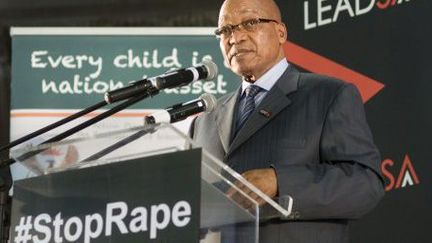 Le président sud-africain Jacob Zuma lançant une campagne contre le viol, destinée aux enfants, dans une école du Cap, le 28 février 2013. En 2006, il a lui-même été jugé pour viol avant d’être acquitté trois ans plus tard.  (AFP - RODGER BOSCH)