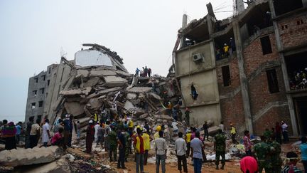 Les décombres du Rana Plaza, près de Dacca, au Bangladesh, le 26 avril 2013. (MUNIR UZ ZAMAN / AFP)