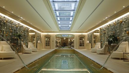 L'hôtel du Crillon s'est doté d'une piscine intérieure pour satisfaire ses clients.&nbsp; (PATRICK KOVARIK / AFP)