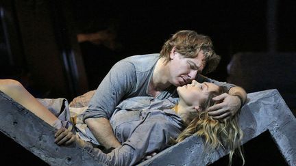 Roberto Alagna avec Kristine Opolais dans "Manon Lescaut" de Puccini, au Metropolitan Opera de New York, le 4 mars 2016.
 (Ken Howard/AP/SIPA)