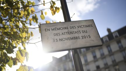 Une plaque en mémoire des attentats du 13-Novembre dévoilée le 13 novembre 2017, à Paris.&nbsp; (STEPHANE DE SAKUTIN / AFP)