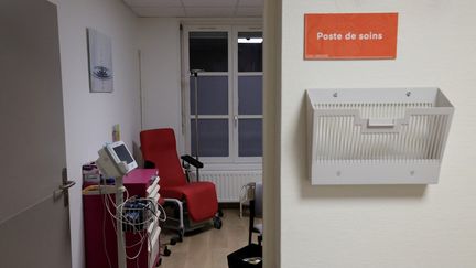 Une salle de soins dédiée à l'IVG à l'hôpital de la Pitié-Salpêtrière à Paris, le 12 décembre 2023. (EMMANUEL DUNAND / AFP)