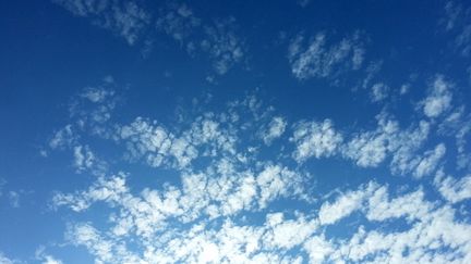 Un ciel bleu avec quelques nuages. Illustration.&nbsp; (PHILIPPE PAUPERT / FRANCE-BLEU VAUCLUSE)