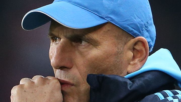 L'entra&icirc;neur de l'OM Elie Baup et son ins&eacute;parable casquette, lors du match PSG-OM de Coupe de la Ligue le 31 octobre 2012. (JOHN BERRY / GETTY IMAGES)