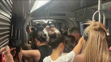 Des voyageurs bloqués dans le métro parisien. (France 2)