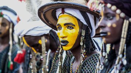 les hommes doivent suivre un rituel et participer à ce concours de beauté. Il est indispensable qu’ils aient un beau visage ovale, aux traits fins. Pour séduire les belles, ils se maquillent les lèvres, se passent du khol autour des yeux. Ils soulignent leurs sourcils au charbon et se dessine un trait jaune sur l’arête du nez. Certains se peignent le visage avec du beurre mélangé à de l'ocre. Avoir des yeux brillants, un sourire éclatant et les dents très blanches sont indispensables. (Mario Gerth/HotSpot Media/SIPA)