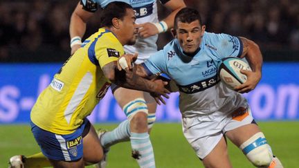 Le joueur de Bayonne Gregory Arganese face au joueur de Clermont John Ulugia (GAIZKA IROZ / AFP)