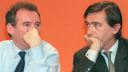 Le 25 avril 1999, le pr&eacute;sident de l'UDF Fran&ccedil;ois Bayrou et Philippe Douste-Blazy se retrouvent &agrave; Paris &agrave; l'occasion du conseil national extraordinaire de l'UDF. (JACQUES DEMARTHON/AFP)