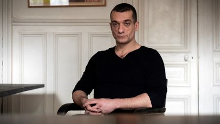 L'artiste russe Piotr Pavlensky dans son cabinet d'avocat à Paris, le 14 février 2020. (LIONEL BONAVENTURE / AFP)