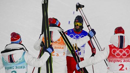 Joergen Graabak a franchi la ligne en tête pour offrir le titre olympique par équipes à la Norvège, le 17 février 2022. (TOBIAS SCHWARZ / AFP)