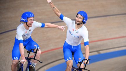 Simone Consonni et Filippo&nbsp;Ganna après la victoire de l'Italie lors de la poursuite par équipes, le 4 août aux Jeux olympiques de Tokyo.&nbsp; (GREG BAKER / AFP)