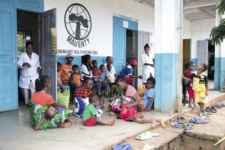 Des enfants&nbsp;attendent d'être vaccinés contre la rougeole dans un dispensaire proche d'Antsiranana (nord de Madagascar) le 27 février 2019. (MAMYRAEL / AFP)