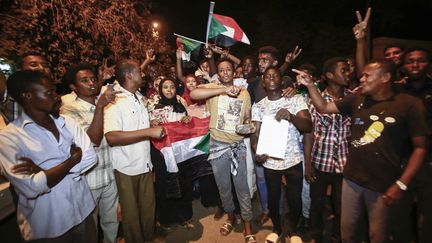 Des manifestants rassemblés devant le&nbsp;QG de l'armée, jeudi 11 avril 2019, à Khartoum (Soudan). (ASHRAF SHAZLY / AFP)