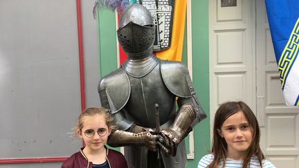 Candice et Fleur dans la cité médiévale de Dinan. (INGRID POHU / RADIO FRANCE)