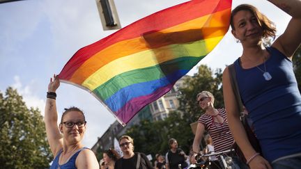 Deux femmes participent à la marche des fiertés, le 21 juillet 2017 à Berlin (Allemagne). (OMER MESSINGER / NURPHOTO / AFP)