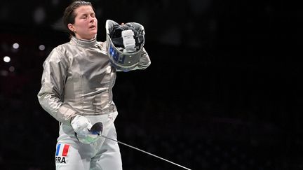 Cécilia Berder lors de sa défaite en 16es de finale de l'épreuve individuelle de sabre, le 26 juillet 2021 à Tokyo (Japon). (FABRICE COFFRINI / AFP)