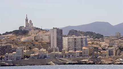 En haut de la colline: l'église Notre-Dame de la Garde, l'un des symboles de la cité phocéenne (AFP - PATRICK VALASSERIS)