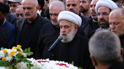 Naïm Qassem s'exprime lors des funérailles d'un dirigeant du Hezbollah, Ibrahim Aqbil, à Beyrouth, au Liban, le 22 septembre 2024. (COURTNEY BONNEAU / MIDDLE EAST IMAGES / AFP)