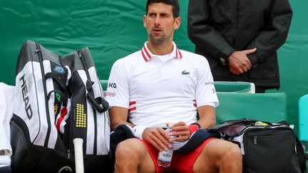 Le Serbe Novak Djokovic lors des huitièmes de finale de Monte-Carlo, le 15 avril 2021.  (VALERY HACHE / AFP)