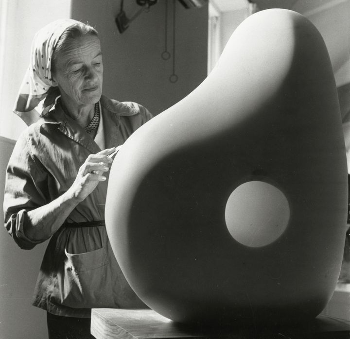 Barbara Hepworth taillant une œuvre au Palais de Danse, 1961, The Hepworth photograph collection (© Photographie Mathews)