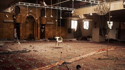 à l'intérieur d'une mosquée dans le quartier de Salaheddine à Alep en Syrie. Un quartier que se disputent rebelles et forces loyales. Mars 2013. (Moises Saman / Magnum Photos)