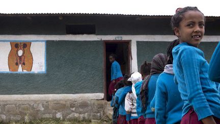 Des élèves éthiopiennes à l'entrée d'une école primaire qui applique le programme de l'Unicef de sensibilisation sur les menstruations (octobre 2017).  (Zacharias ABUBEKER / AFP	)