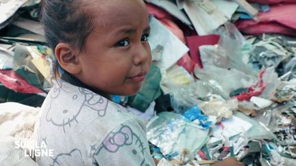 A 4 ans, elle trie des déchets : au Pérou, un enfant sur quatre est obligé de travailler (SUR LA LIGNE / FRANCE 2)