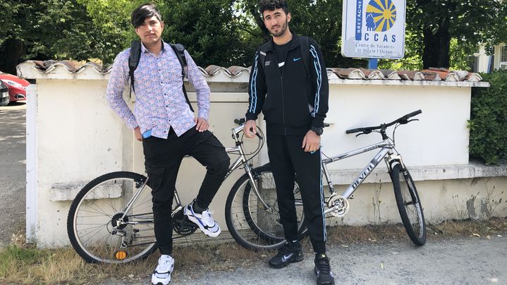 Mohammed et Bwaris, deux Afghans croisés devant l'actuel Centre d’accueil pour demandeurs d'asile, à Saint-Brevin-les-Pins (Loire-Atlantique), le 24 mai 2023. (RAPHAEL GODET / FRANCEINFO)