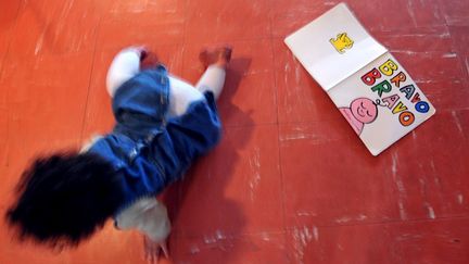 Un enfant, le 18 avril 2008, &agrave; la cr&egrave;che collective du Bois situ&eacute;e &agrave; H&eacute;rouville-Saint-Clair (Calvados). (MYCHELE DANIAU / AFP)